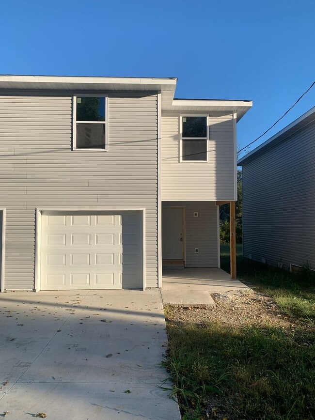 Building Photo - 1641 W Belmont St Unit B