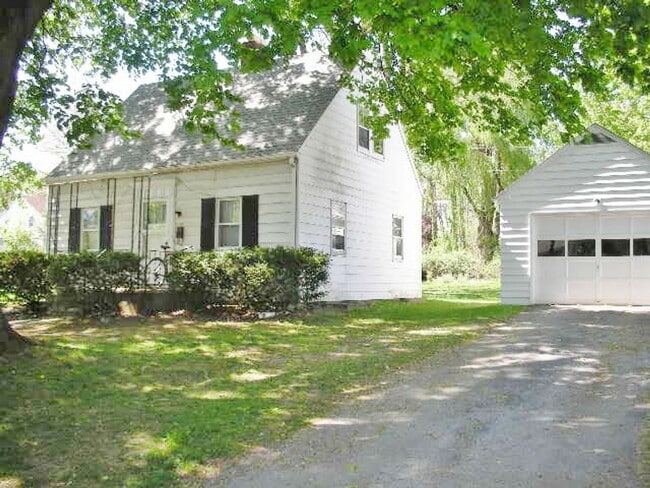 Building Photo - Two Bedroom House Close To Downtown