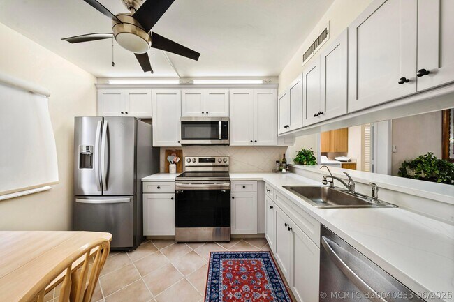 601 Seafarer Cir Unit 104