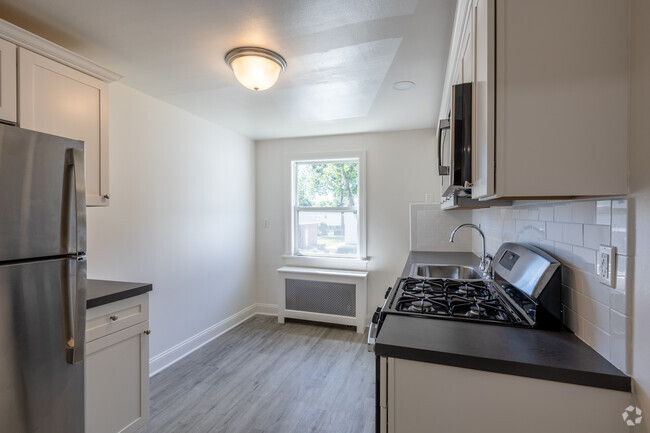 Kitchen - 4 Rm, 2 Bd, 1 Ba - 670SF