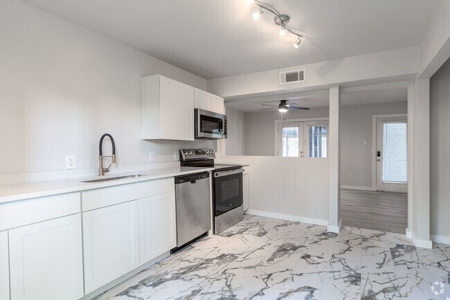 2BR, 2BA - 873SF - Kitchen