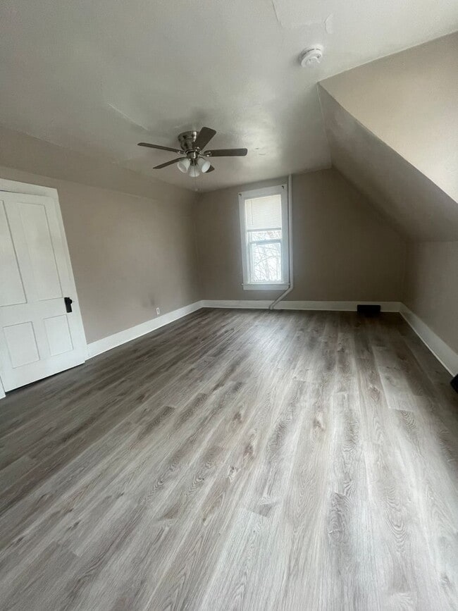 Building Photo - 2 Bedroom, 1 Bathroom apartment in great C...