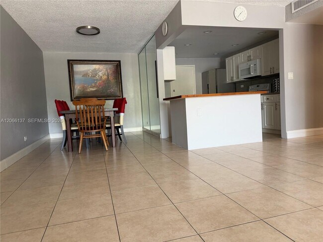 Photo - 800 NE 195th St Unidad 211