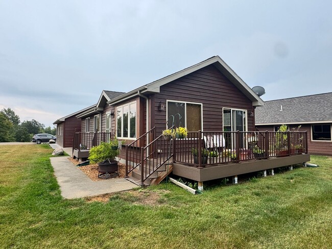 Building Photo - 2 Bedroom/ 2 Bathroom Home located in Tom'...
