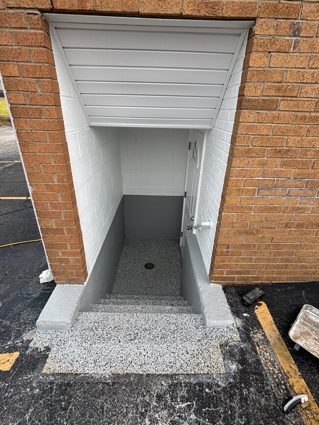 Building Photo - 15 N Wickliffe Cir Unit D Rental