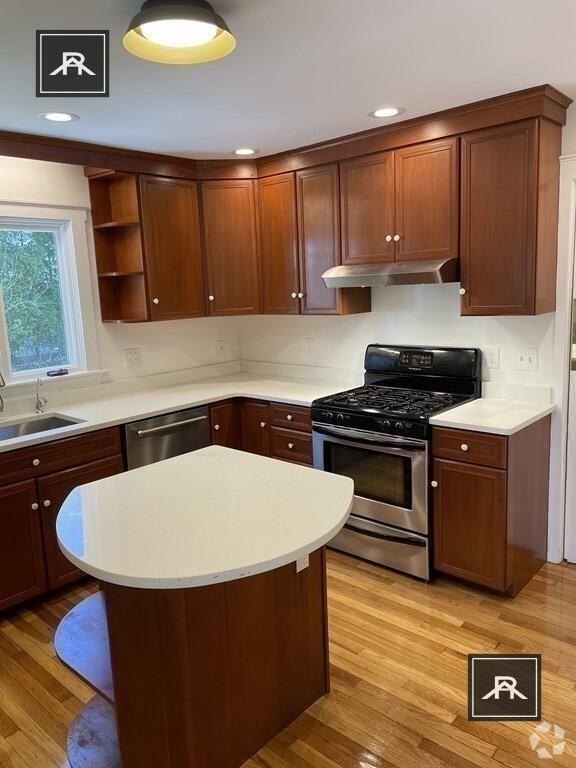 Building Photo - 4 bedroom in Brookline MA 02467 Unit SF Rental