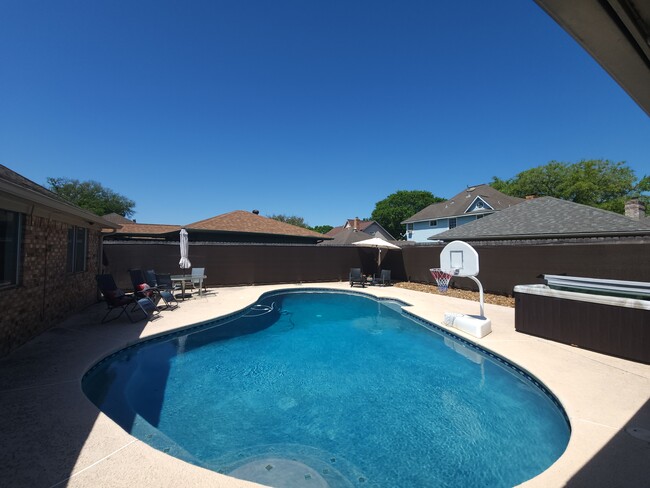 Swimming pool - 606 Tudor Ct Casa