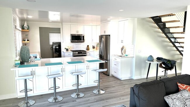 Building Photo - Stunning Newly Renovated 3BD/2.5BA Luxury ... Rental