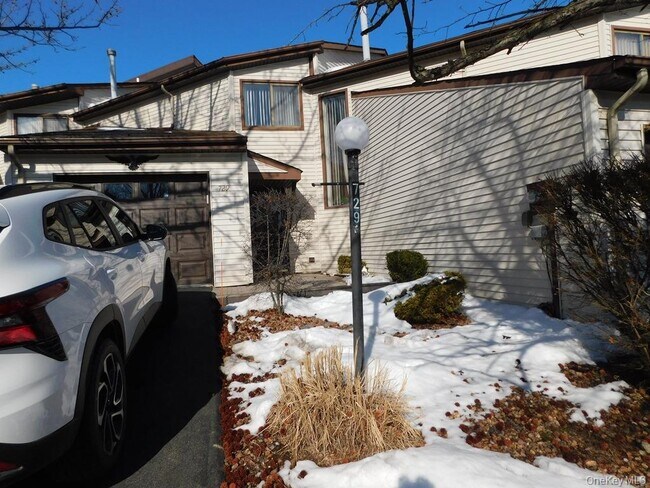 Photo - 729 Hewitt Ln