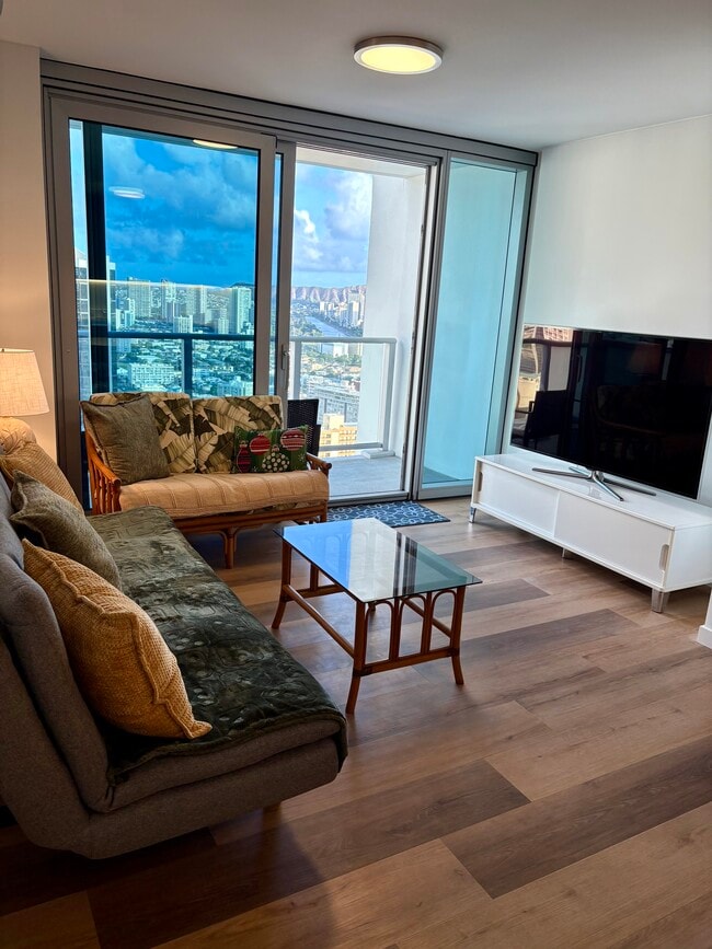 Building Photo - 1515 Liona St Unit #3605