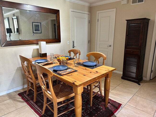 Área de comedor - 7320 Hawthorn Ave Unidad 205