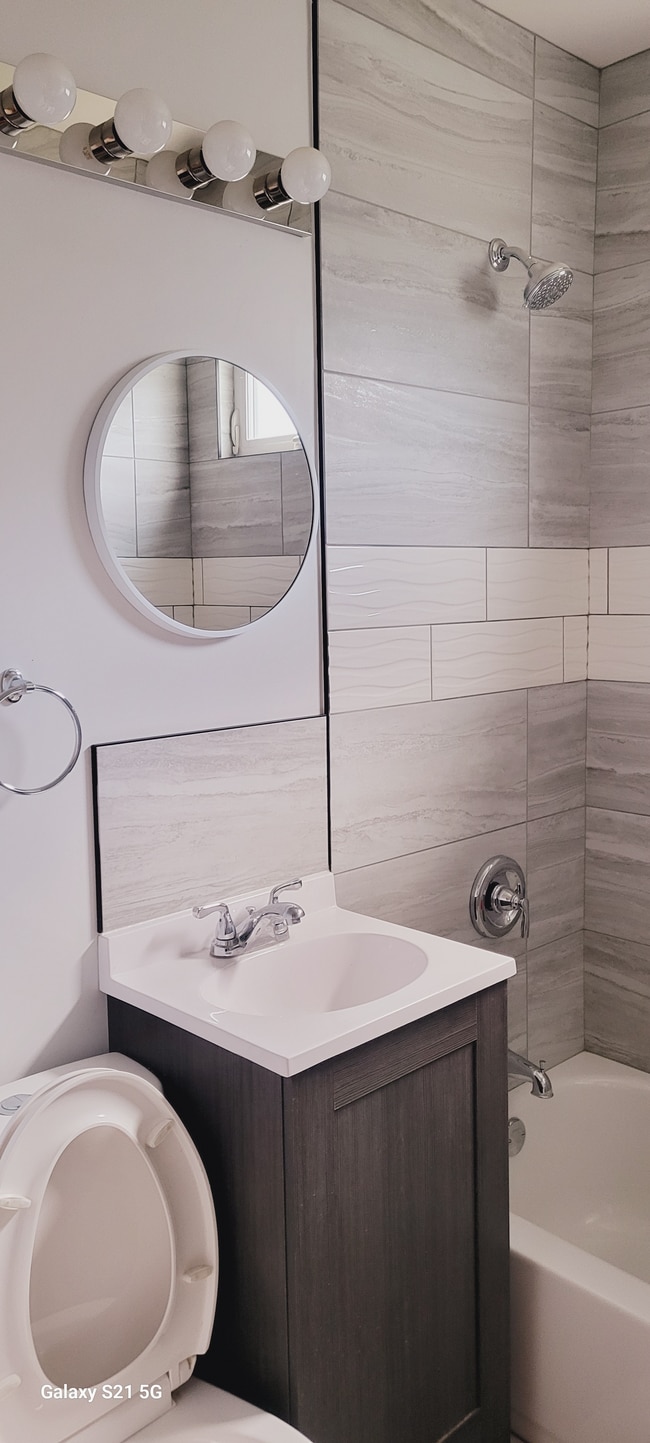 Full Bath - 3807 N Narragansett Ave