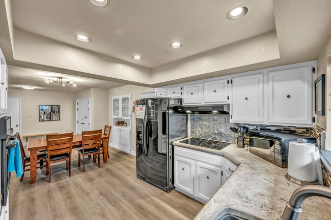 Photo - 1490 Foster Dr