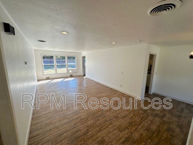 Photo - 2136 Carlton Way