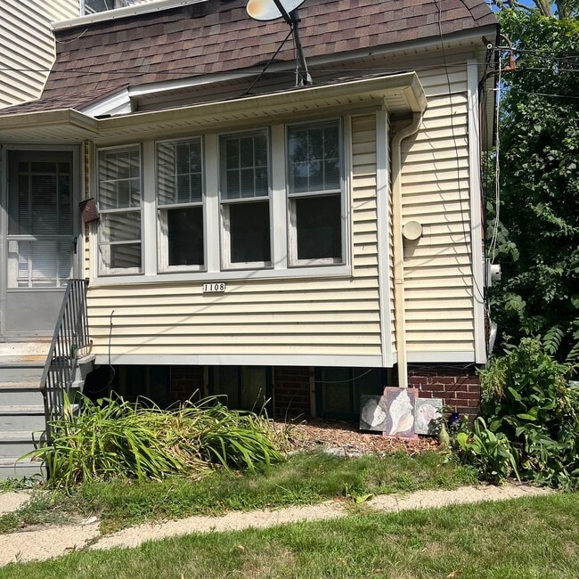 Building Photo - 1108 E Clarke St
