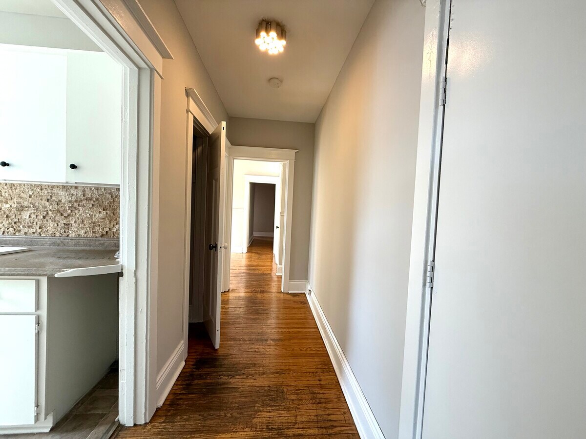 Photo - 2 Bed Plus Den - 96 E Ave S