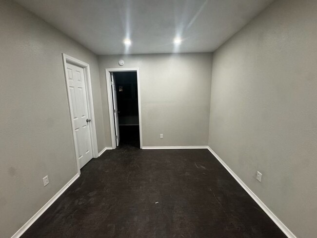 Photo - 2103 N Marrs St Unidad 2103 N Mars (Back)