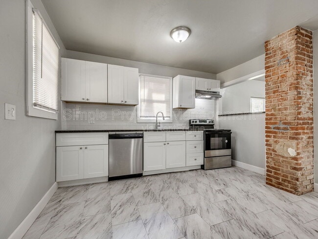 Building Photo - 1839 N Gatewood Ave