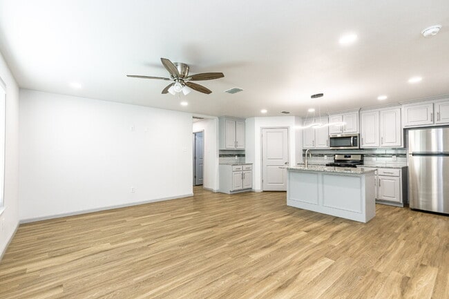 Photo - Luxurious Townhome Located In Lincoln 16!