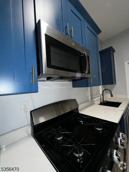 Building Photo - 208 E 9th St Rental