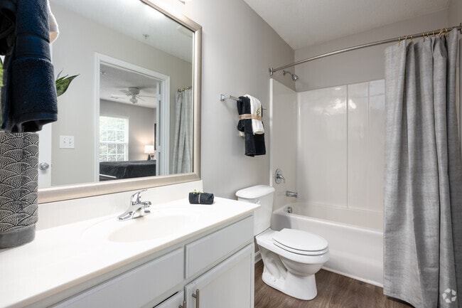 2BR, 2BA - 1007SF - Primary Bathroom