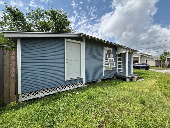 Building Photo - 3301 Dennis St Rental