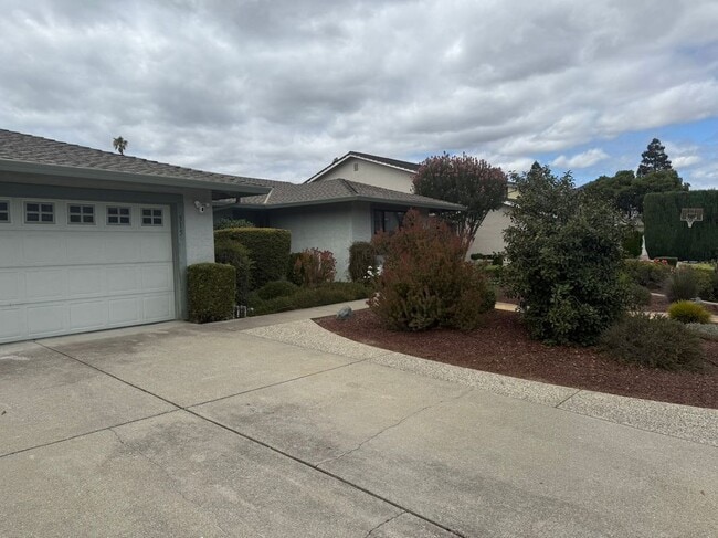 Photo - 515 La Baree Dr