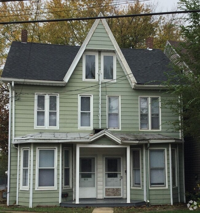 Building Photo - 3 Bedroom, 2 1/2  Bathroom half duplex, $1... Rental