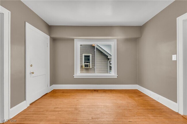 Photo - 10403 Russell Ave Unidad 2