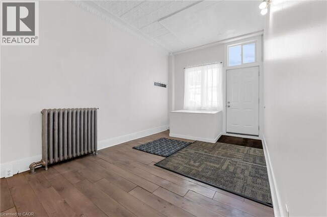 Photo - 1371 Main St E