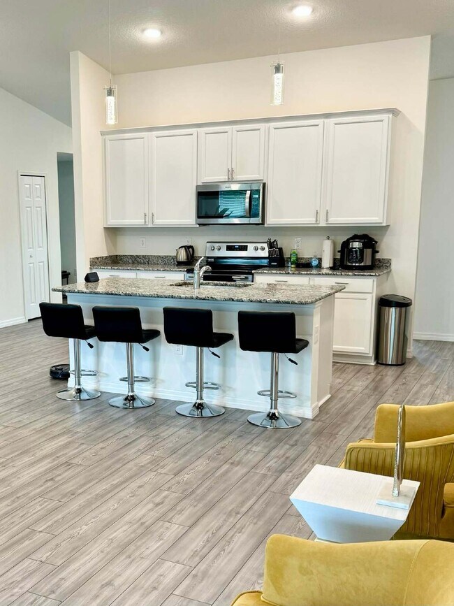 Photo - Beautiful open floorplan, split bedrooms, ...