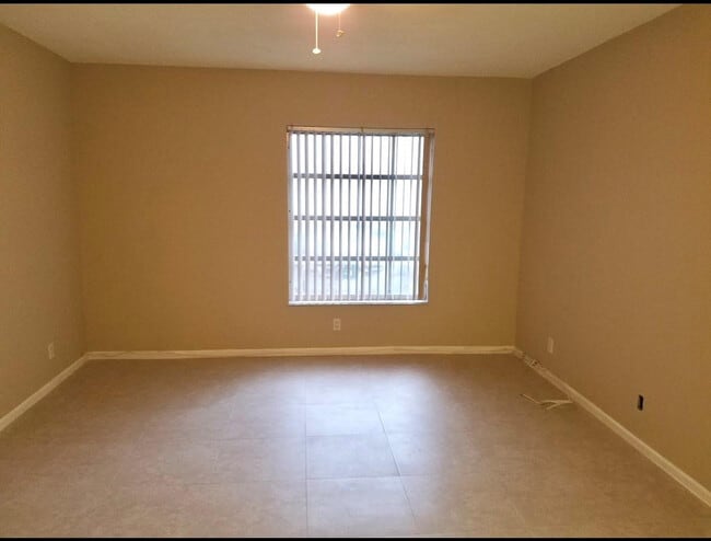 Building Photo - 2200 NE 66th St Unit 1427