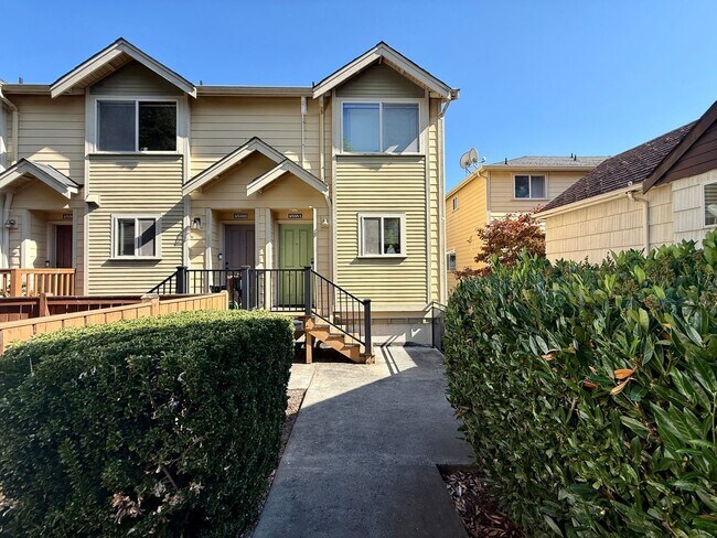 Building Photo - West Seattle Townhome