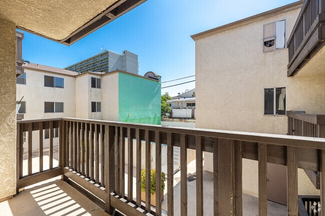 1BR, 1BA - 730SF - Balcony - Bridgeport View Apartments