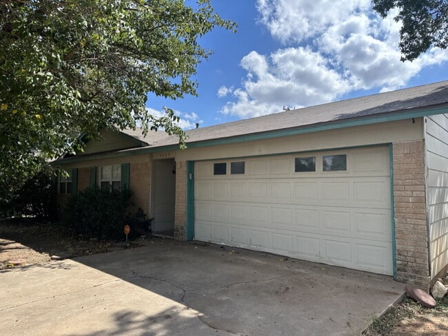 Building Photo - Great Centrally Located Property,Tech, Med...