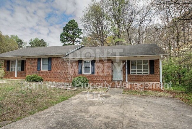 Building Photo - 201 Pinecrest Dr Unit 201 Pinecrest Drive  A