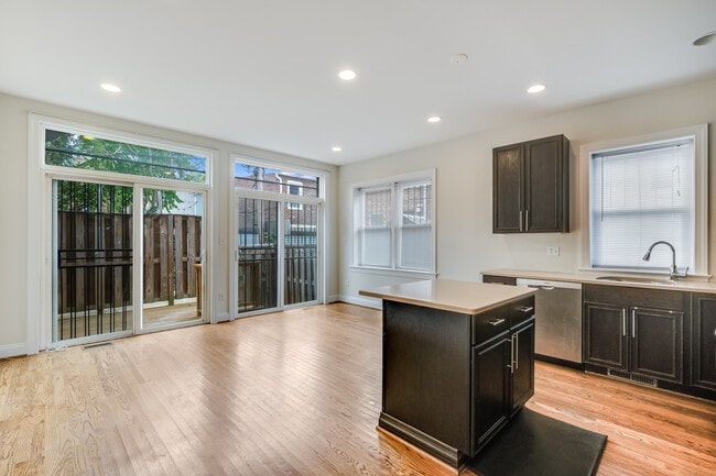 Photo - 440 Warner St NW