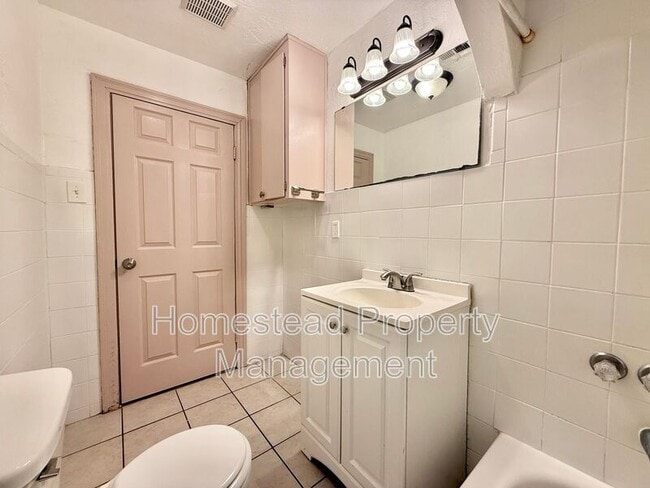 Photo - 800 SW 28th St