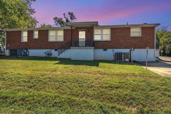 Building Photo - 1910 Riverside Dr Rental