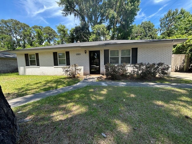 Building Photo - 4 bedroom/1.5 bathroom in Savannah, GA