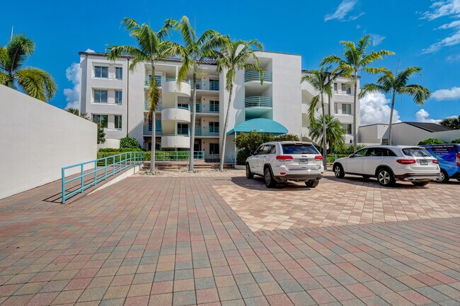 Building Photo - 1 Park Shore Dr Rental