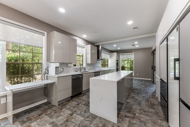 Photo - 1002 Amesbury Ct