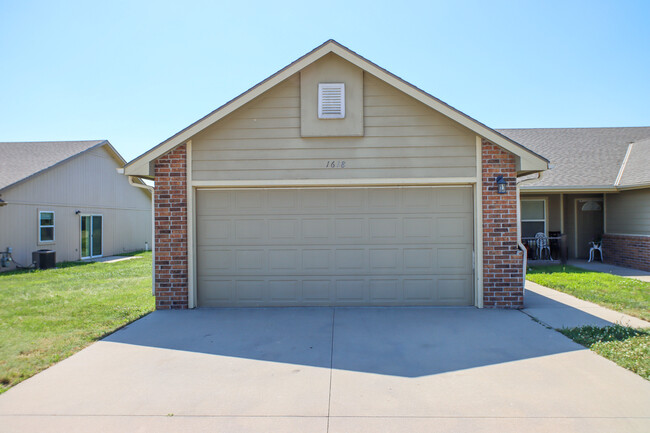 Photo - 1618 Clover Dr Townhome