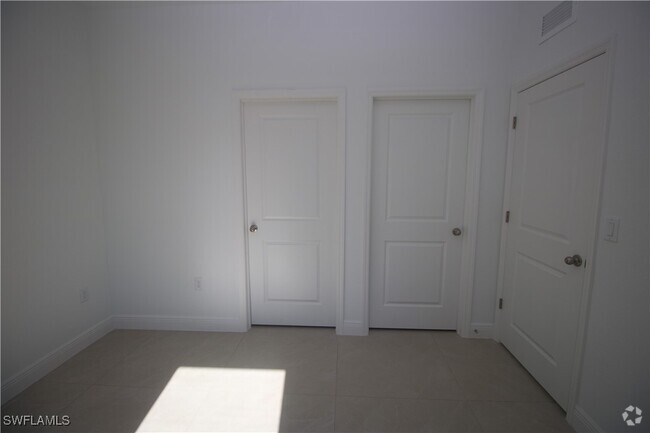 Building Photo - 1266 Milwaukee Blvd Rental