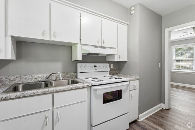 1BR, 1BA - 680SF - Kitchen - Historic Brookwood Apartments