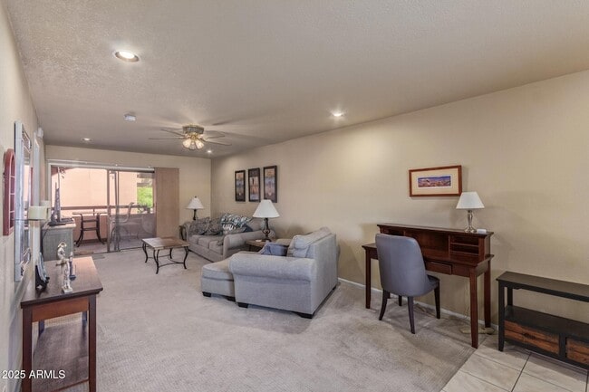 Photo - 4303 E Cactus Rd Unidad 202