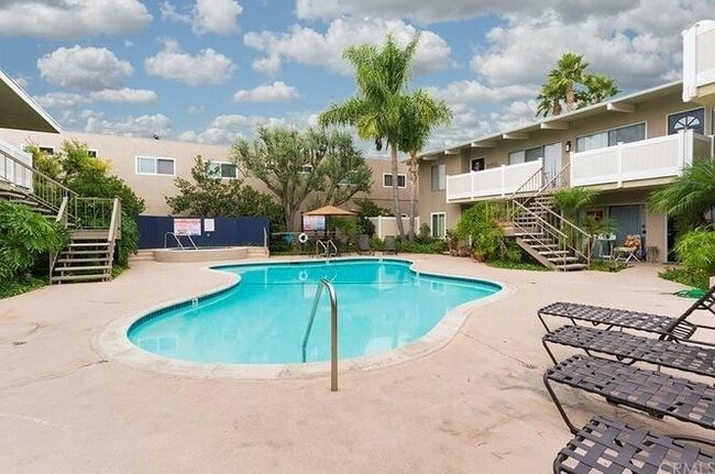 Building Photo - 2 Bedroom 2 Bath Condo with Pool and Hot T...
