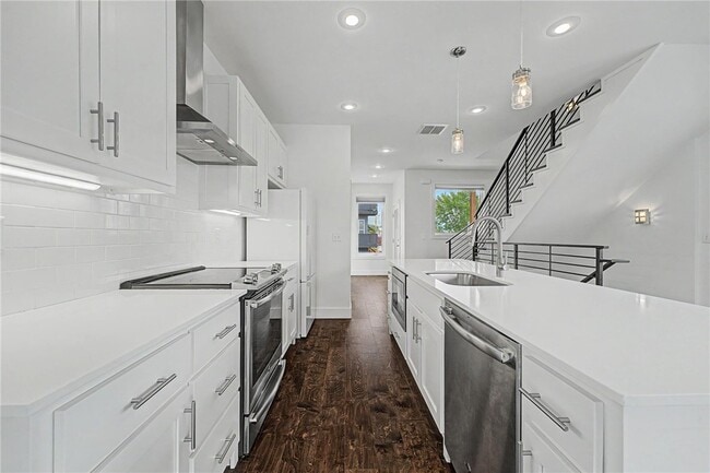 Photo - 644 SW B St