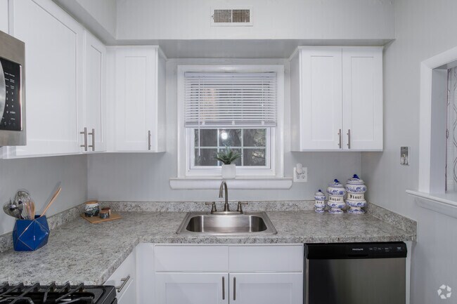2BR, 1BA - 825SF - Kitchen - Wellington Woods