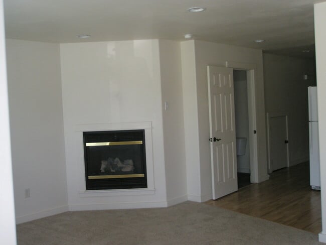 Photo - 3 Bedroom, 2.5 Bathroom Townhouse with Fireplace